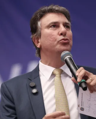 Imagem oclorida do ministro do MEC, Camilo Santana