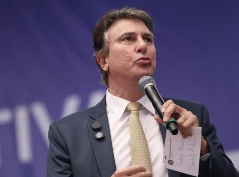 Imagem oclorida do ministro do MEC, Camilo Santana