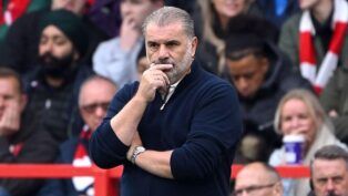 Ange Postecoglou concentrado durante partida