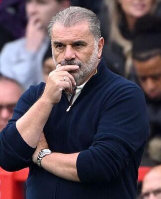 Ange Postecoglou concentrado durante partida