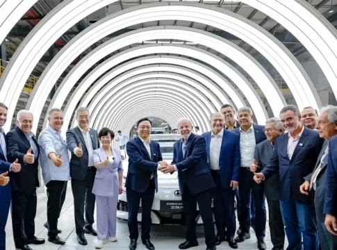 Nova fábrica de carros elétricos mostra confiança no Brasil, diz Lula