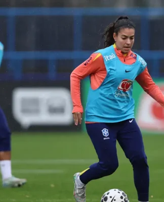 Angelina no treino da Seleção Brasileira Feminina