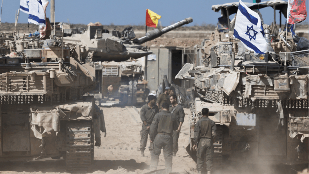 Soldados israelenses ao lado de tanques perto da fronteira entre Israel e Gaza