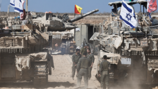 Soldados israelenses ao lado de tanques perto da fronteira entre Israel e Gaza