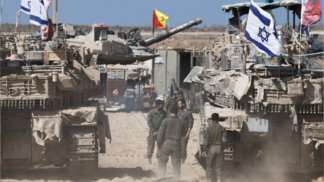 Soldados israelenses ao lado de tanques perto da fronteira entre Israel e Gaza