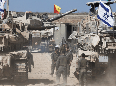 Soldados israelenses ao lado de tanques perto da fronteira entre Israel e Gaza