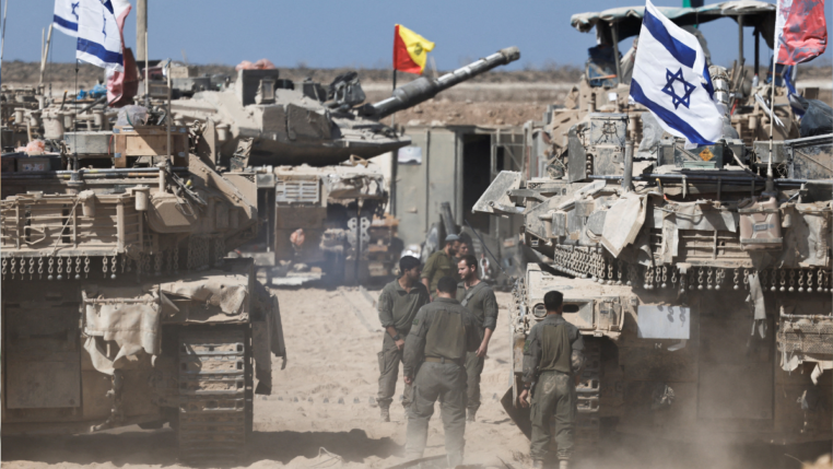 Soldados israelenses ao lado de tanques perto da fronteira entre Israel e Gaza