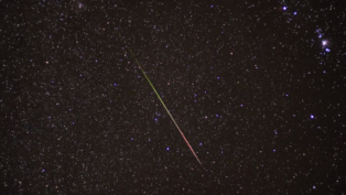 Chuva de meteoros em céu estrelado