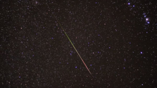 Chuva de meteoros em céu estrelado
