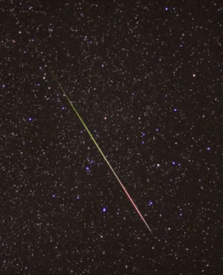 Chuva de meteoros em céu estrelado