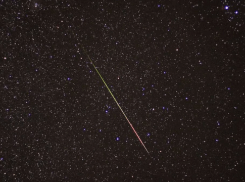 Chuva de meteoros em céu estrelado