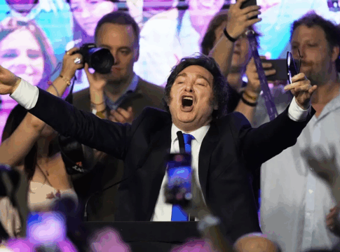 Milei em comissio, de braços abertos e gritando