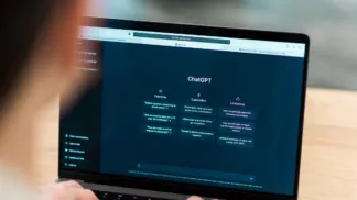 Tela de computador com ChatGPT aberto