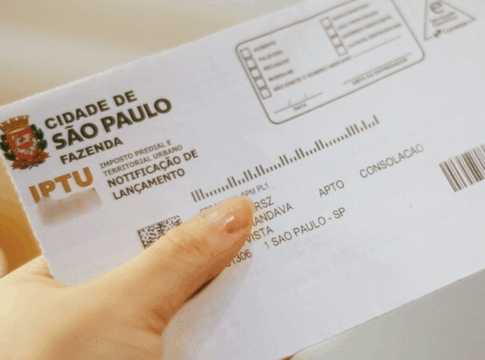 boleto de iptu de são paulo sendo segurando por uma pessoa