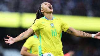 Bia Zaneratto comemora seu gol, que abriu o placar para o Brasil na partida contra a Inglaterra