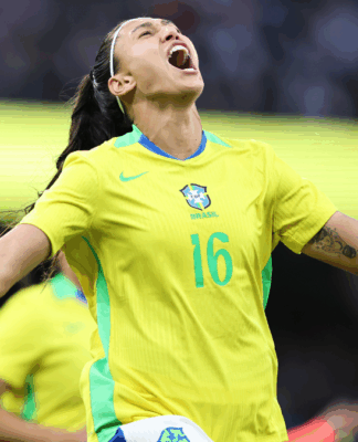Bia Zaneratto comemora seu gol, que abriu o placar para o Brasil na partida contra a Inglaterra