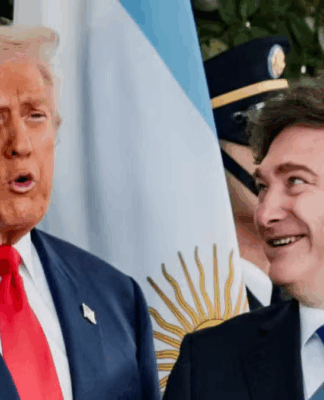 Trump e Milei lado a lado, conversando, com as bandeiras da Argentina e Estados Unidos ao fundo