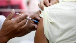 Pessoa tomando vacina. Campanha de vacinação.