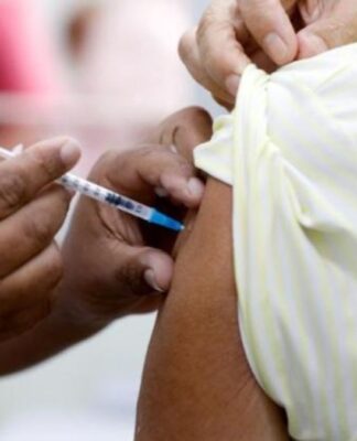 Pessoa tomando vacina. Campanha de vacinação.