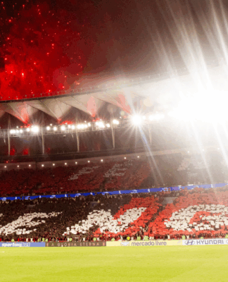 Foto em plano aberto da torcida do Flamengo lotando um setor do Maracanã.