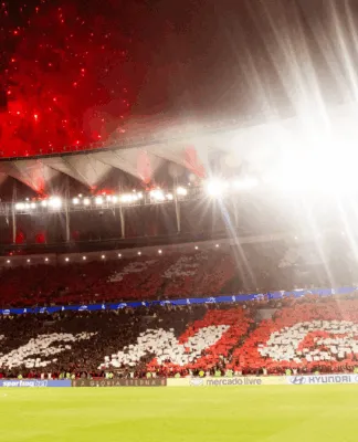 Foto em plano aberto da torcida do Flamengo lotando um setor do Maracanã.