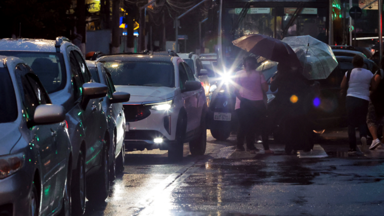 Foto de um trecho de engarrafamento em São Paulo num dia chuvoso