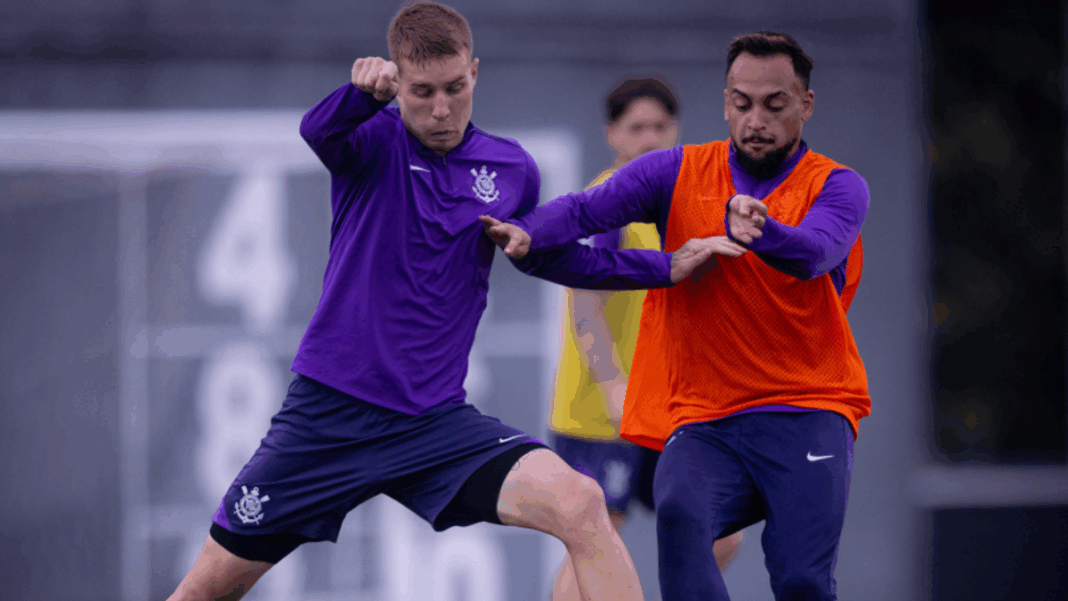 Atletas Charles e Maycon, do Corinthians, disputando bola durante treino