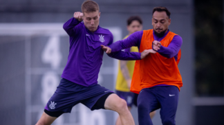 Atletas Charles e Maycon, do Corinthians, disputando bola durante treino