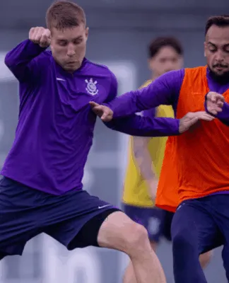 Atletas Charles e Maycon, do Corinthians, disputando bola durante treino