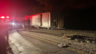 Ônibus tombado na BR-432