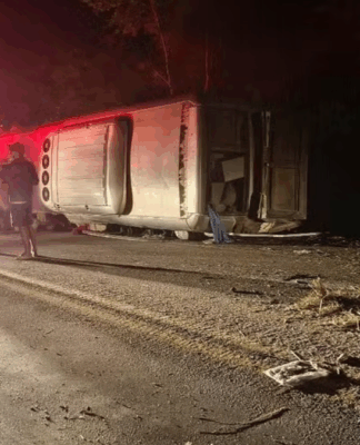 Ônibus tombado na BR-432