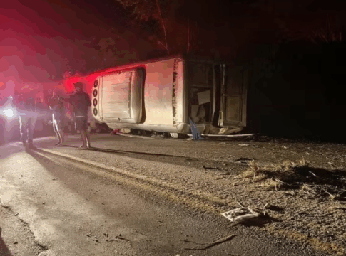 Ônibus tombado na BR-432