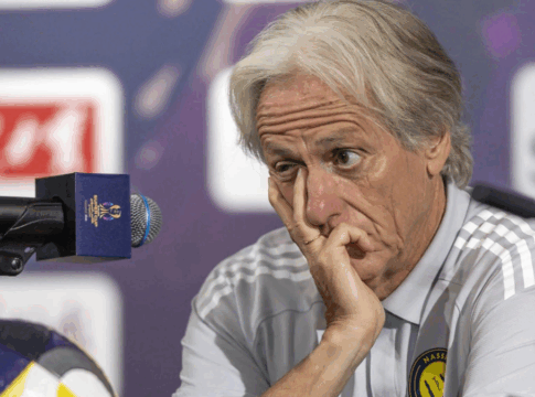 Técnico Jorge Jesus em coletiva de imprensa com expressão de irritação