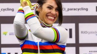 Sabrina Custodia segurando medalha de ouro