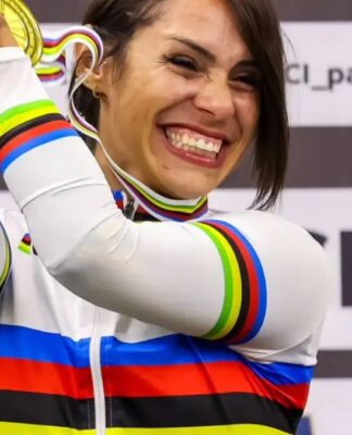 Sabrina Custodia segurando medalha de ouro