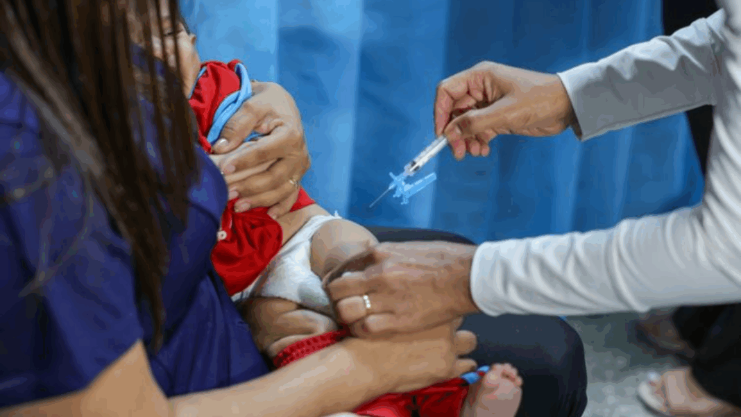 Vacinação infantil na Creche Sempre Viva, na cidade satélite de Ceilândia, DF
