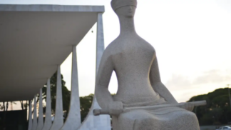 Estátua da Justiça em frente ao Superior Tribunal Federal, na Praça dos Três Poderes