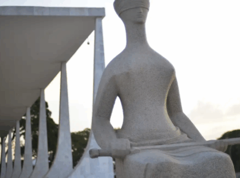 Estátua da Justiça em frente ao Superior Tribunal Federal, na Praça dos Três Poderes