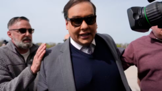 Ex-deputado George Santos sendo levado para o Tribunal