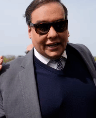 Ex-deputado George Santos sendo levado para o Tribunal