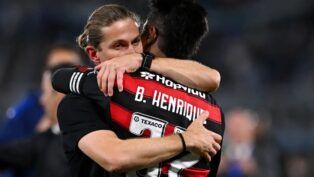 Bruno Henrique e Filipe Luís celebram a classificação