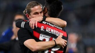 Bruno Henrique e Filipe Luís celebram a classificação