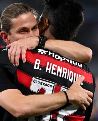 Bruno Henrique e Filipe Luís celebram a classificação