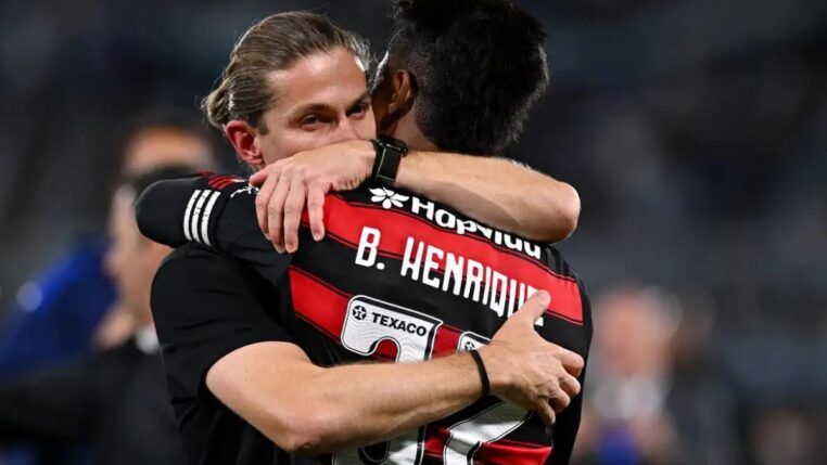 Bruno Henrique e Filipe Luís celebram a classificação