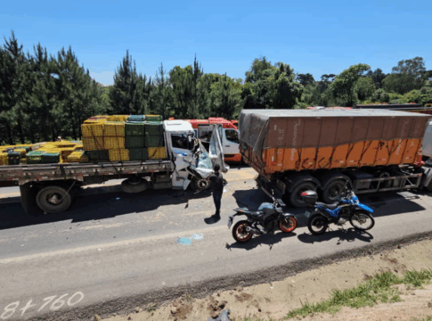 Caminhões e carros do acidente parados na estrada