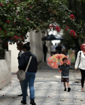 Imagem aberta de pessoas caminhando pelas ruas de São Paulo