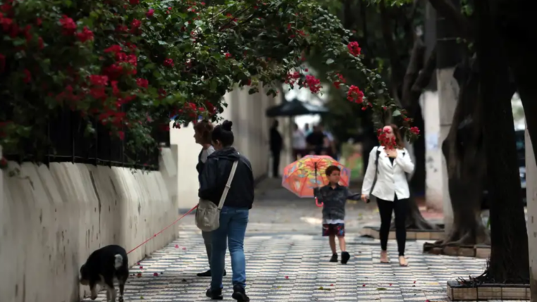 Imagem aberta de pessoas caminhando pelas ruas de São Paulo