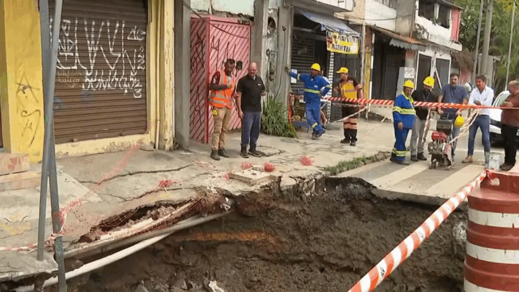 Rua com esgoto exposto em São Paulo