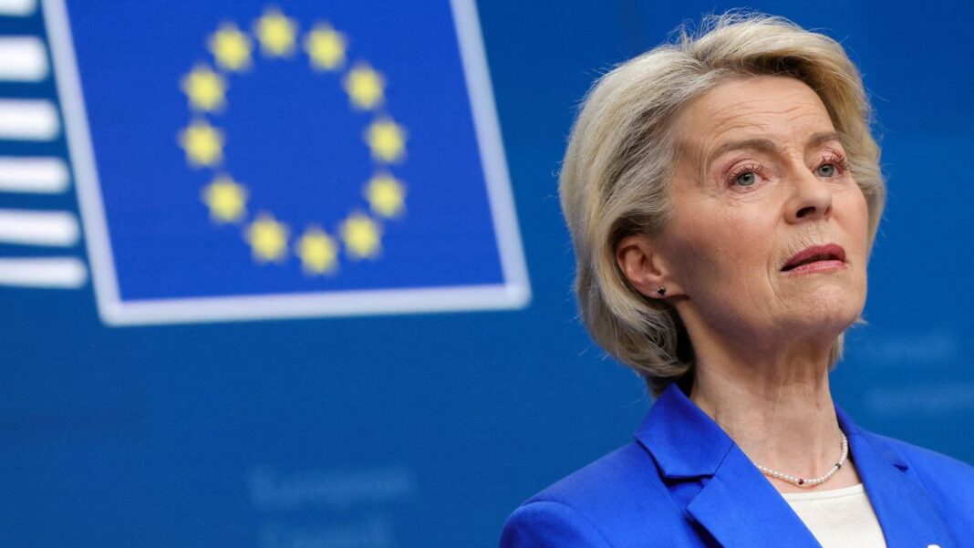 A presidente da União Europeia aparece à frente da bandeira da entidade