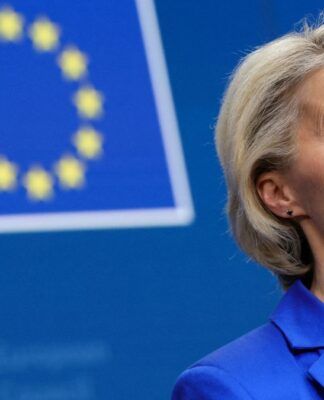 A presidente da União Europeia aparece à frente da bandeira da entidade